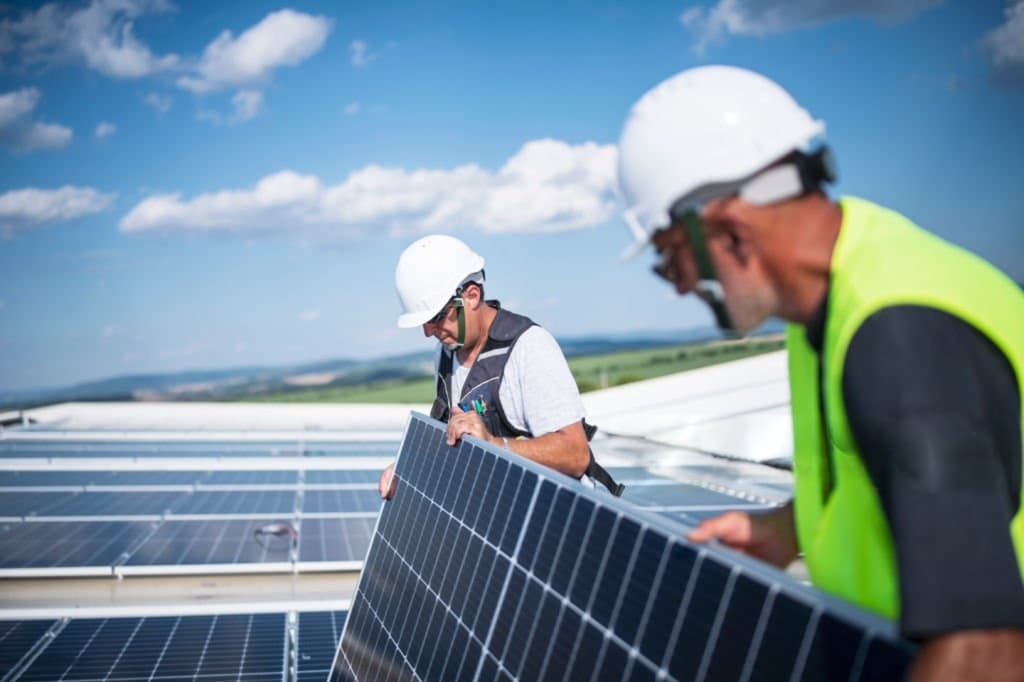 Casal conferindo a conta de energia, simulando economia com a Energia Solar RC